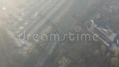 在大雾天气下在铁路轨道上训练. 机车在雾蒙蒙的早晨经过。 空中镜头